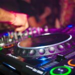 Comment créer une playlist parfaite pour une soirée festive ?