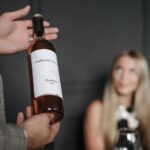 Le rôle du sommelier : l’art d’accorder mets et vins