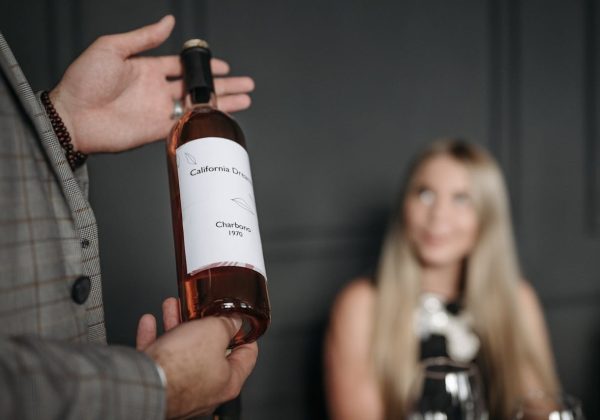 Le rôle du sommelier : l'art d'accorder mets et vins