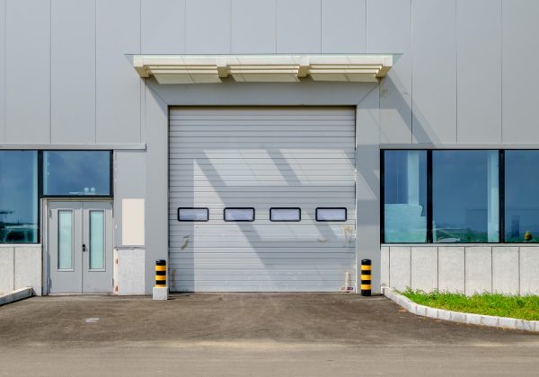 Choix d'une porte industrielle : critères de sélection essentiels