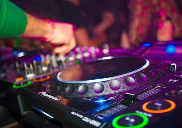 Comment créer une playlist parfaite pour une soirée festive ?