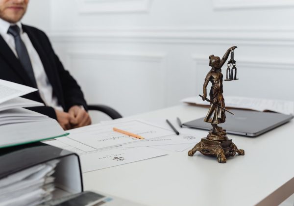 Les recours administratifs et juridiques contre une OQTF